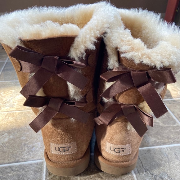 UGG Shoes - Women’s Bailey bow uggs size 9